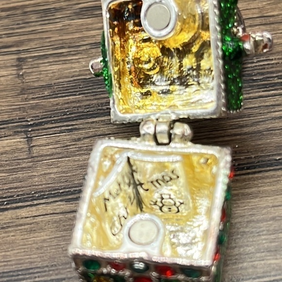 Christmas Gift Box Present  Pendant with a Christmas wish large Bale. Silvertone - Picture 6 of 12